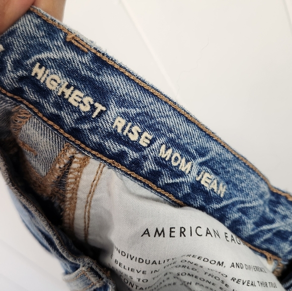 American Eagle Highest Rise Mom Jeans No Stretch High Waisted Light Wash 2 short - Picture 7 of 11
